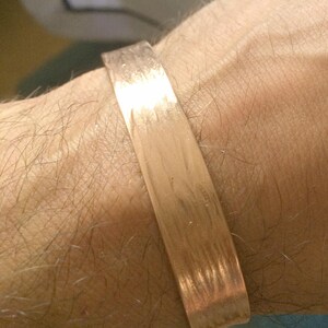 Polished copper bangle "barkskin pattern", narrow, forged bracelet