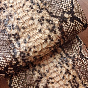 Può includere: Una tazza di ceramica bianca con manico nero e la scritta "But First, Coffee" in grassetto nero. La tazza è posta su uno sfondo neutro, evidenziando il suo design semplice.