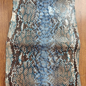 Può includere: Un set di tre tazze in ceramica con finitura opaca e macchiettata. Le tazze sono nei toni del crema, grigio chiaro e grigio scuro. Ogni tazza ha un design semplice e minimalista e un manico arrotondato.