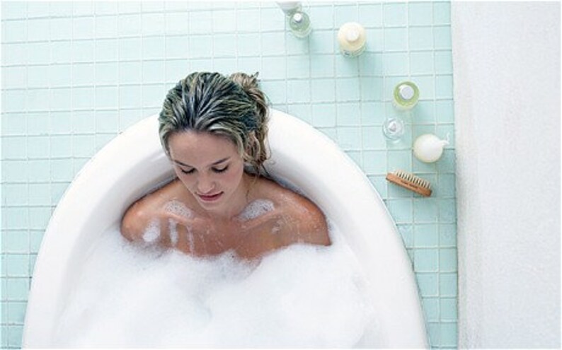 принимание ванны. организация хранения в шкафчике под раковиной ванны. ванна вдвоем. Under the bath. купаются в ванне.