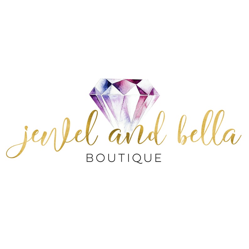 Puede incluir: Un logotipo dorado con el texto "jewel and bella boutique" y un diamante de acuarela morado y azul.