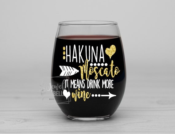 Hakuna Moscato It Means Drink More Wine Glass, Funny Disney Wine Glasses, Disney Gifts, Lion King Wine Glass, Disney Lover Gifts