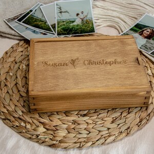 Fotobox aus Holz für eine maximale Größe von Fotos 15x21cm - Graveur zur Personalisierung, Muster Nr.7