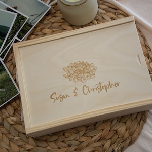 Fotobox aus Holz für eine maximale Fotogröße von 15 x 21 cm – Graveur zur Personalisierung, Muster Nr. 10