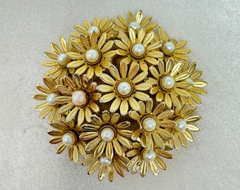 Vintage Gold Tone Daisy Flower Brooch with Faux Pearl Accent - Free US Shipping- Stunning!