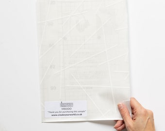 Könnte beinhalten: Ein weißes, durchsichtiges Blatt mit einem Rastermuster und weißen Linien. Das Blatt hat ein kleines Etikett mit der Aufschrift "CREATE MIKADO" und "Vielen Dank für den Kauf dieser Probe" mit der Website "www.createyourworld.co.uk".