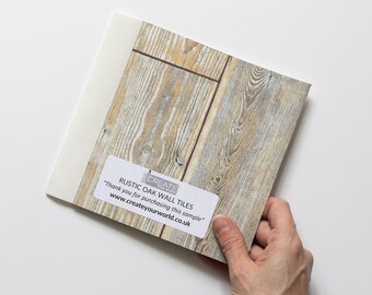 Könnte beinhalten: Ein Muster von rustikalen Eichenholz-Wandfliesen mit Holzmaserung. Das Muster hat einen weißen Rand und einen Aufkleber mit dem Text "Vielen Dank für den Kauf dieses Musters" und der Website-Adresse.