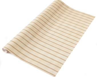 Könnte beinhalten: Eine Rolle beige-braunes, gestreiftes Kontaktpapier. Das Papier hat eine Holzmaserung.