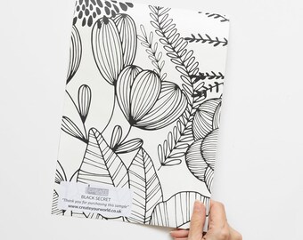 Könnte beinhalten: Schwarz-weißes Blumenmuster-Tapete-Muster mit einem schwarzen Etikett, auf dem "CREATE YOUR WORLD" und "BLACK SECRET" steht, sowie der Text "Vielen Dank für den Kauf dieses Musters" und die Website-Adresse "www.createyourworld.co.uk".