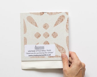 Könnte beinhalten: Eine Musterfliese mit einem Vintage-Design. Die Fliese ist weiß mit einem braunen Muster aus Blättern und Kreisen. Die Fliese ist mit "Vintage Style Wall Tiles" und "Create Your World" beschriftet.
