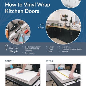 K&ouml;nnte beinhalten: Eine Schritt-f&uuml;r-Schritt-Anleitung zum Verkleiden von K&uuml;chent&uuml;ren mit Vinyl. Das Bild zeigt Vorher- und Nachher-Fotos von K&uuml;chenschr&auml;nken sowie eine Liste der f&uuml;r das Projekt ben&ouml;tigten Werkzeuge, darunter ein d-c-fix-Anwendungsset, eine Schere, ein Bleistift, ein Lineal, ein Schraubendreher, Haushaltsreiniger und ein Tuch sowie ein Haartrockner. Das Bild zeigt auch zwei Schritte: T&uuml;ren und Griffe entfernen und gr&uuml;ndlich reinigen sowie die T&uuml;ren ausmessen.