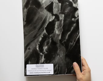 Könnte beinhalten: Ein Muster aus schwarzem Marmor mit silbernen Adern. Das Muster ist mit "Marble Romeo Silver" beschriftet und enthält die Website-Adresse "www.createyourworld.co.uk".