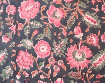 Tecido de algodão estampado à mão em bloco, vendido por metro, cinza com estampa floral rosa.