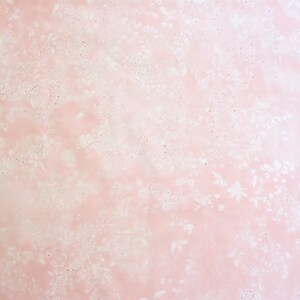 Pode incluir: Um fundo rosa claro com um delicado padr&atilde;o floral branco. O design apresenta pequenos pontos agrupados e formas de flores estilizadas maiores, criando um efeito sutil e texturizado. A est&eacute;tica geral &eacute; suave e feminina.