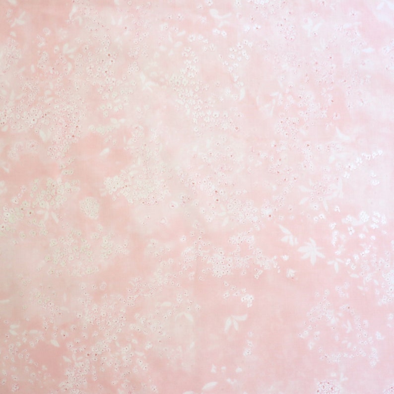 Pode incluir: Um fundo rosa claro com um delicado padr&atilde;o floral branco. O design apresenta pequenos pontos agrupados e formas de flores estilizadas maiores, criando um efeito sutil e texturizado. A est&eacute;tica geral &eacute; suave e feminina.