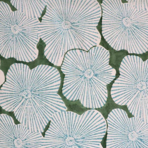 Tela de algodón estampada a mano, por media yarda, con amapolas azules y verdes de gran tamaño.