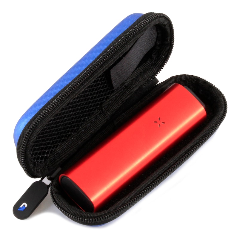 K&ouml;nnte beinhalten: Eine blaue Rei&szlig;verschlusstasche mit einem roten Vaporizer im Inneren. Die Tasche hat ein schwarzes Netzfutter und einen schwarzen Rei&szlig;verschluss. Der Vaporizer hat ein schwarzes und silbernes Design.