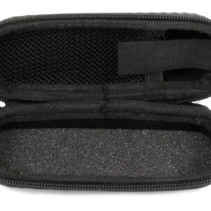 K&ouml;nnte beinhalten: Schwarze Rei&szlig;verschlusstasche mit weichem, schwarzem Schaumstoff-Innenfutter. Die Tasche hat ein Netzfach auf der Innenseite des Deckels.