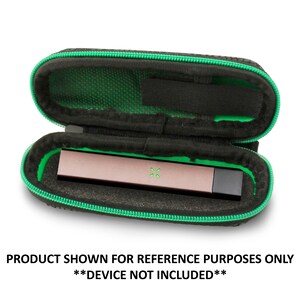 K&ouml;nnte beinhalten: Eine schwarze und gr&uuml;ne Rei&szlig;verschlusstasche f&uuml;r einen Vaporizer. Die Tasche ist ge&ouml;ffnet und ein brauner Vaporizer befindet sich im Inneren. Der Text "PRODUKT ZUR VERANSCHAULICHUNG GEZEIGT **GER&Auml;T NICHT INBEGRIFFEN**" befindet sich am unteren Rand des Bildes.