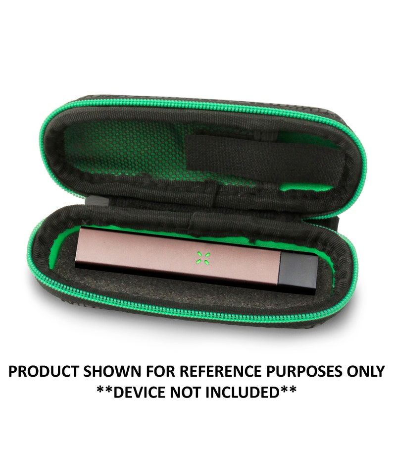 K&ouml;nnte beinhalten: Eine schwarze und gr&uuml;ne Rei&szlig;verschlusstasche f&uuml;r einen Vaporizer. Die Tasche ist ge&ouml;ffnet und ein brauner Vaporizer befindet sich im Inneren. Der Text "PRODUKT ZUR VERANSCHAULICHUNG GEZEIGT **GER&Auml;T NICHT INBEGRIFFEN**" befindet sich am unteren Rand des Bildes.