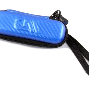 K&ouml;nnte beinhalten: Ein blaues Etui mit Rei&szlig;verschluss, einem schwarzen Riemen und dem Text "CASE MATE" am Rei&szlig;verschluss.