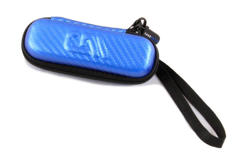 K&ouml;nnte beinhalten: Ein blaues Etui mit Rei&szlig;verschluss, einem schwarzen Riemen und dem Text "CASE MATE" am Rei&szlig;verschluss.