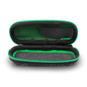 K&ouml;nnte beinhalten: Eine schwarze und gr&uuml;ne Rei&szlig;verschlusstasche mit gemusterter Au&szlig;enseite und gr&uuml;nem Netzfutter. Die Tasche ist ge&ouml;ffnet und das Innere ist mit schwarzem Schaumstoff ausgekleidet.
