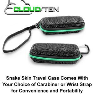 K&ouml;nnte beinhalten: Schwarze Reisetasche mit Schlangenhautmuster und gr&uuml;nem Rei&szlig;verschluss. Die Tasche wird mit einem Handgelenkband oder einem Karabinerhaken geliefert, um sie bequem und einfach zu transportieren. CLOUD/TEN ist oben im Bild aufgedruckt.