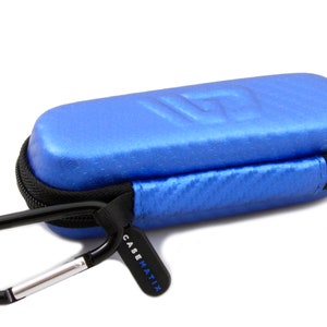 K&ouml;nnte beinhalten: Ein blaues Rei&szlig;verschluss-Etui mit einem Karabinerhaken und dem Text "CASEMATIX" an der Seite.