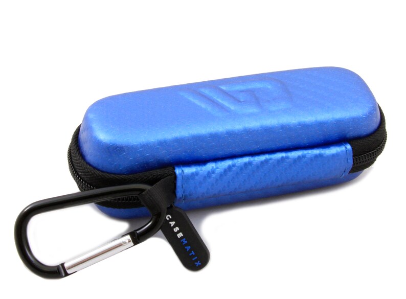 K&ouml;nnte beinhalten: Ein blaues Rei&szlig;verschluss-Etui mit einem Karabinerhaken und dem Text "CASEMATIX" an der Seite.