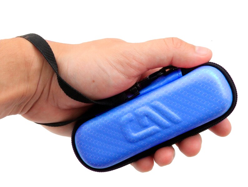 K&ouml;nnte beinhalten: Eine blaue Rei&szlig;verschlusstasche mit einem schwarzen Riemen. Die Tasche hat eine strukturierte Oberfl&auml;che und ein Logo auf der Vorderseite.