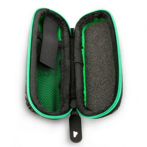 K&ouml;nnte beinhalten: Eine schwarze und gr&uuml;ne Rei&szlig;verschlusstasche mit schwarzem Netzfutter und einem schwarzen Rei&szlig;verschluss. Die Tasche ist ge&ouml;ffnet und das Futter ist sichtbar.