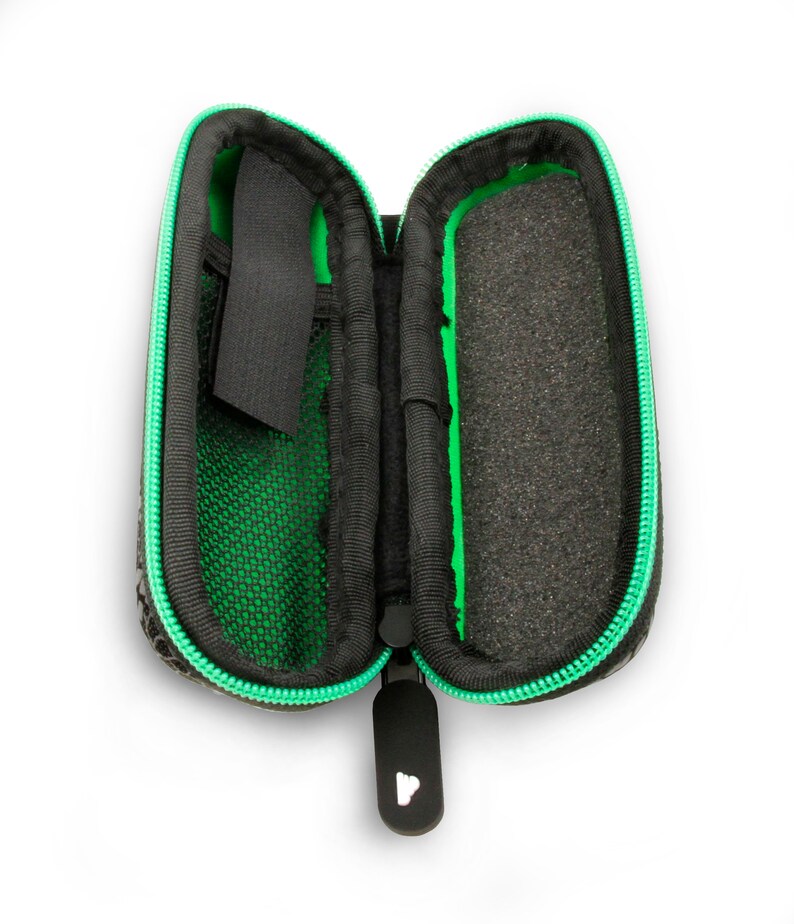 K&ouml;nnte beinhalten: Eine schwarze und gr&uuml;ne Rei&szlig;verschlusstasche mit schwarzem Netzfutter und einem schwarzen Rei&szlig;verschluss. Die Tasche ist ge&ouml;ffnet und das Futter ist sichtbar.