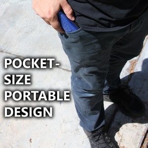K&ouml;nnte beinhalten: Eine Person tr&auml;gt eine blaue Jeans und ein schwarzes T-Shirt mit dem Aufdruck "Arizona keep the peace and love". Die Person h&auml;lt ein blaues Objekt in ihrer rechten Hand. Der Text "POCKET-SIZE PORTABLE DESIGN" ist auf dem Boden vor der Person aufgedruckt.