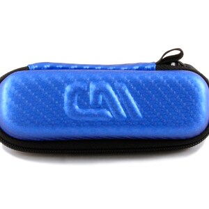 K&ouml;nnte beinhalten: Ein blaues Rei&szlig;verschluss-Etui mit einem schwarzen Rei&szlig;verschluss-Zipper und den gepr&auml;gten Buchstaben "CM" auf der Vorderseite.