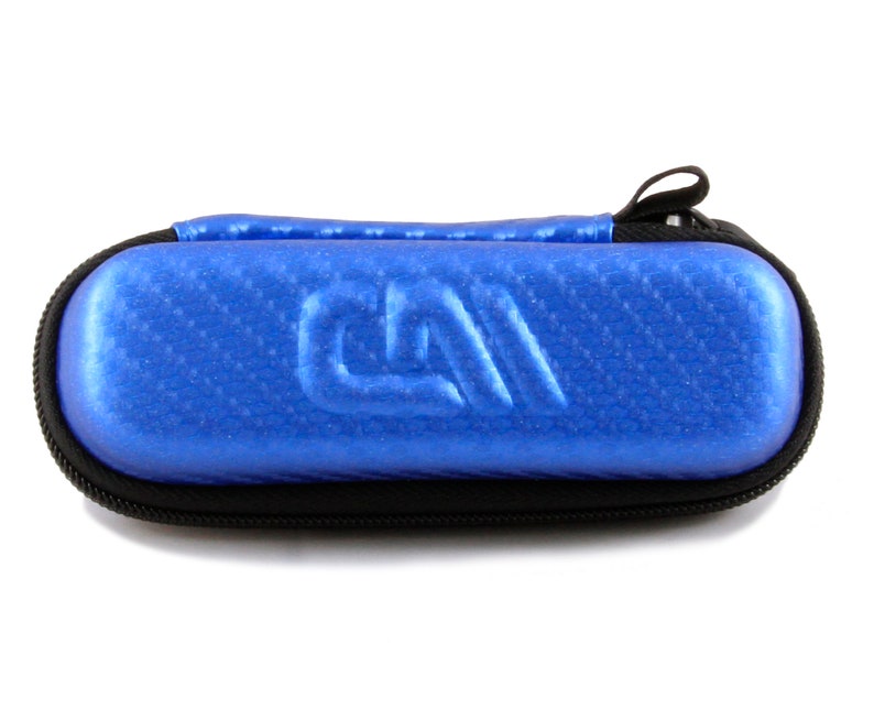 K&ouml;nnte beinhalten: Ein blaues Rei&szlig;verschluss-Etui mit einem schwarzen Rei&szlig;verschluss-Zipper und den gepr&auml;gten Buchstaben "CM" auf der Vorderseite.