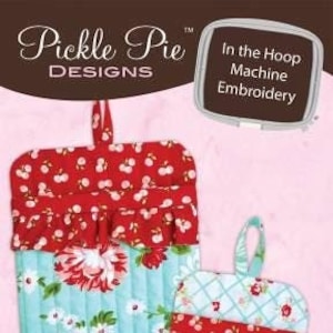 Peut inclure: Deux maniques matelassées à motifs floraux rouges et bleus. La plus grande manique a un bord festonné. La plus petite manique a un motif à carreaux au dos. Le texte "Piece of Cake Pot Holders" et "Fun & Easy Pot Holders in 4 sizes" est imprimé sous les maniques.