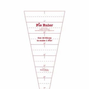 Peut inclure: Une règle à tarte blanche avec des marques et du texte rouges. La règle est en forme de pointe de tarte et comporte des marques de 1 pouce à 8 pouces. Le texte indique "Pie Ruler" par "Love Ruth" et "Cut 16 slices to make 1 pie!"