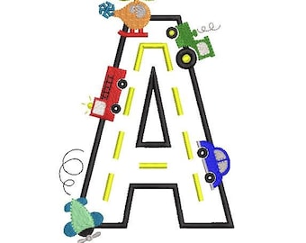 Peut inclure: Une lettre A noire avec des lignes jaunes formant une route à l'intérieur. Un camion de pompiers rouge, un tracteur vert, une voiture bleue et un hélicoptère vert roulent sur la route.