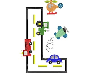 Peut inclure: Lettre "L" brodée représentant une route avec un camion de pompiers rouge, un tracteur vert et une voiture bleue. Un hélicoptère et un avion sont également inclus. Le design est en nuances de bleu, vert, orange et rouge.