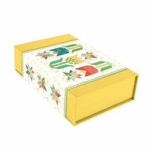 Peut inclure: Une boîte cadeau jaune avec un motif de patchwork coloré représentant des fleurs et des étoiles. La boîte est fermée et prête à être offerte.