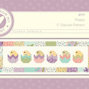 Peut inclure: Un motif de tissu avec six poussins éclosant d'œufs, bordé d'un patchwork. Le design utilise des couleurs pastel comme le jaune, le violet et le vert. Le texte indique "#777 Peeps 5" Stacker Pattern" et "Pieces From My Heart".