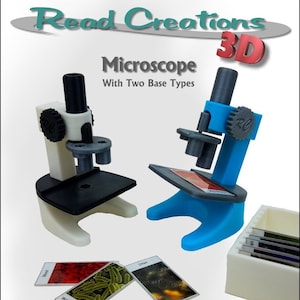 Può includere: Un modello di microscopio stampato in 3D con due tipi di base, una base bianca e una base blu. Il microscopio è progettato per adattarsi alle bambole di 35-45 cm. L'immagine mostra anche un set di diapositive e una scatola per diapositive. Il testo sull'immagine dice "Read Creations 3D Microscope With Two Base Types Bonus Slide and SlideBox Instructions A Step-By-Step Guide To 3D Printing The Microscope STL Files Designed To Fit 14-18 inch Dolls Such As American Girl® Dolls"