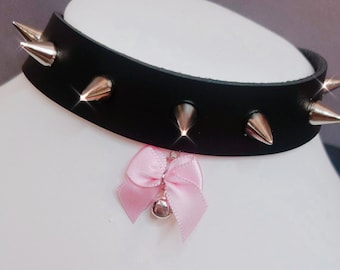 Pastel roze boog choker met kleine bel en zilveren studs