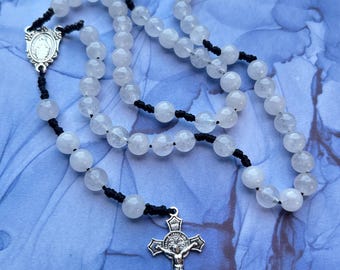 翡翠のビーズのロザリオ、不思議のメダイ、聖ベネディクトの十字架付き – 黒い紐
