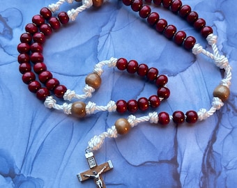 Rosario completo de 5 décadas, de paracord de nailon blanco con cuentas de madera rojas.