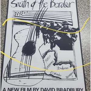Könnte beinhalten: Schwarz-weiß Filmplakat für "South of the Border". Es zeigt eine Gitarrenform, eine Karte von Mittelamerika, Soldaten und die amerikanische Flagge. Der Filmtitel und der Name des Regisseurs sind ebenfalls enthalten.
