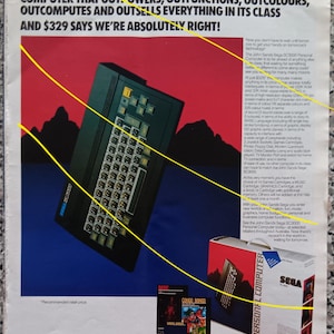 Op de afbeelding: Een advertentie voor de John Sands Sega SC3000 Personal Computer. De advertentie toont de computer, game cartridges en een doos. Tekst bevat "THE CHIPS ARE DOWN!" en "$329 SAYS WE'RE ABSOLUTELY RIGHT!"