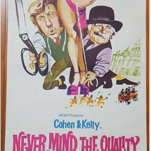 Puede incluir: Un cartel de película vintage de "Never Mind the Quality, Feel the Width". El cartel presenta ilustraciones de dibujos animados y texto en rosa y azul. El lema dice "The very first DOUBLE-BREASTED COMEDY!"