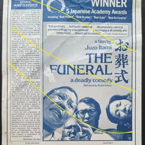 以下が含まれることがあります： 映画「お葬式」のヴィンテージ広告。青と白のポスターには、俳優の顔とテキスト、賞の詳細とレビューからの引用が含まれています。映画は、Juzo Itamiによる日本の映画で、致命的なコメディとして説明されています。